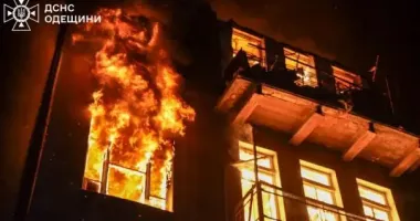 Массированная атака дронов на Одессу: в домах возникли масштабные пожары, пострадали 13 человек