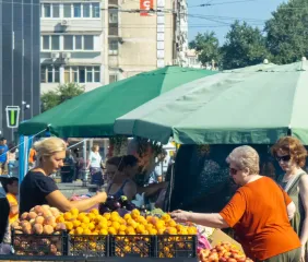 Цены на фрукты и ягоды бьют рекорды: будут ли дешеветь черешня, клубника и абрикосы