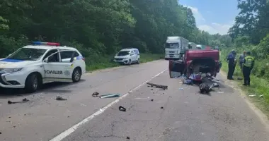 На Львівщині в ДТП потрапили Nissan і Honda: госпіталізували 3 людей