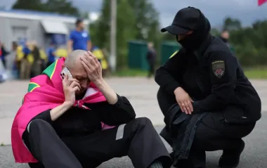"Не носив у полоні, чекав свободи": військовий показав шкарпетки з написом "ДПСУ" з "Азовсталі"