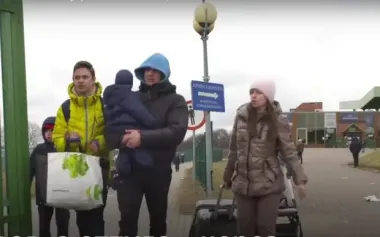 Украинских беженцев отправят в "ознакомительные туры" домой: новые условия временной защиты