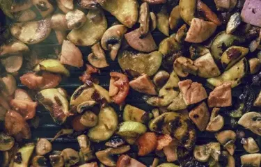 Почему опытные кулинары советуют солить овощи перед приготовлением: трюк, который меняет все