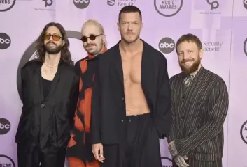 Ефектний спосіб: як Imagine Dragons підтримали Україну на концерті у Будапешті, де заборонили символіку