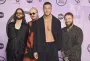 Эффектный способ: как Imagine Dragons поддержали Украину на концерте в Будапеште, где запретили символику