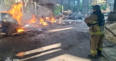 На Донеччині через російські обстріли горіли будинки і техніка