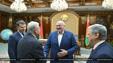 Визит Келлога к Лукашенко: уже говорили о мебели в компании представителей КГБ и ООН (видео)