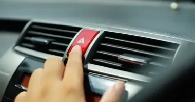 "Аварійка" як знак подяки: у МВС пояснили, чи карають за це водіїв
