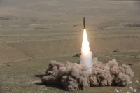 Удар по военному полигону: за несколько минут бойцов рассредоточили по укрытиям (видео)