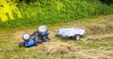 На Буковині в полі перекинувся трактор: водій помер