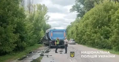 На Київщині вантажівка потрапила в ДТП: водія госпіталізували