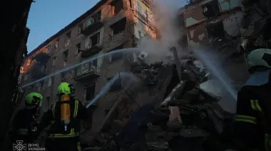 Five people killed and 19 injured in Russian combined strike on Kyiv – video