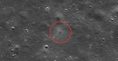 На Луне появилась странная "метка": спутник NASA увидел ее с орбиты (фото)