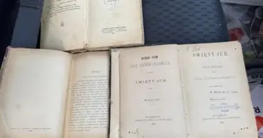 На Львівщині прикордонники виявили в авто книги, яким понад 100 років