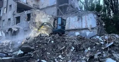 Ворожий удар по Краматорську: під завалами житлового будинку може бути людина