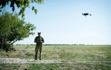 Дрон ЗСУ змусив двох окупантів здатися на Донеччині: момент потрапив на відео