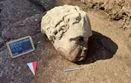 В Риме под площадью Форума Траяна нашли гигантскую мраморную голову
