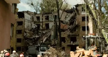 В Шевченковском районе Киева уже 14 часов идет ликвидация последствий российской атаки