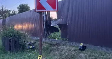 З’їхала в кювет і протаранила паркан: на Львівщині 15-річна мотоциклістка ледь не вбила себе та однолітка
