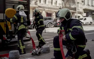 Повреждены поезд, школы, больница, есть жертвы: что известно об ударе РФ по Днепру (фото)