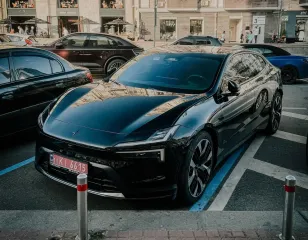 В Киеве заметили новейший спортивный электрокроссовер от Volvo без заднего стекла (фото)
