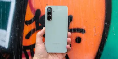 Худшие смартфоны 2025 года: Samsung, Vivo, Motorola, на которые не стоит тратиться (видео)