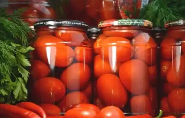 "Половинки", целые и в кетчупе чили: как закрутить помидоры на зиму - рецепты наших бабушек