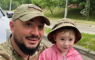 Наталка Карпа показала трогательную встречу мужа-военного с дочерью после долгой разлуки (видео)