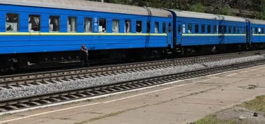 Удар по Днепру: в "Укрзализныце" объяснили, почему поезда не останавливаются во время обстрелов