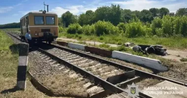 Трагедія на залізниці: на Хмельниччині 12-річний хлопчик розбився насмерть на мопеді