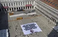 Жители Венеции протестуют против роскошной свадьбы Безоса