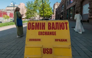 Спрос на наличные доллары и евро вырос: сколько ввезли в Украину