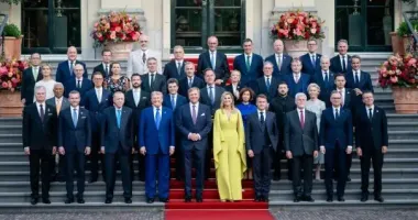 Зеленський уперше з'явився у класичному костюмі на саміті НАТО