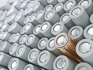 Новые батареи будут служить вдвое дольше литий-ионных: как удалось этого добиться