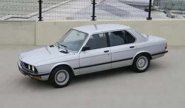 Гость из 80-х: на продажу выставили знаменитый 43-летний седан BMW в новом состоянии (фото)