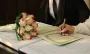 Мужчина расстался с девушкой, а потом получил подарок и свидетельство о браке (видео)