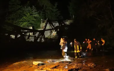 На Закарпатті обвалився міст: надзвичайники врятували 2-річного хлопчика (фото)