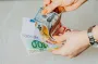 Евро или доллар: в какую валюту лучше инвестировать украинцам в 2025 году