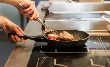 Чи потрібно накривати кришкою їжу під час приготування: вчені нарешті дали однозначну відповідь