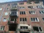 Російський дрон влучив у багатоповерхівку на Донеччині: є поранені