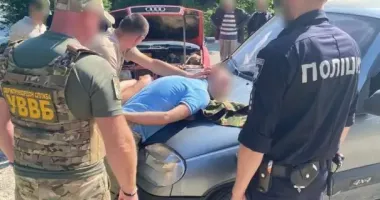 На Прикарпатье задержали водителя, который за 6000 долларов пытался переправить за границу мужчину призывного возраста