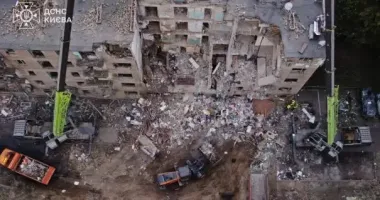 У Києві багатоповерхівку зруйнували уламки збитої ракети — Повітряні сили