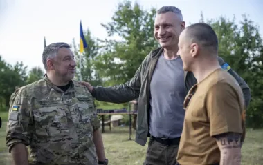 Кличко зажег костер вместе с бойцами батальона "Свобода" НГУ