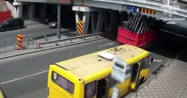 Не розрахував габарити: у Києві вантажівка в'їхала і застрягла під мостом
