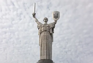 Новорожденным в Киеве хотят дарить сертификат на подъем на "Родину-мать": подробности