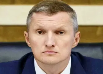 "Волонтерить" з коктейлем у руці: відомий податківець Євген Бамбізов лупить дівчат у барах і вільно катається світом