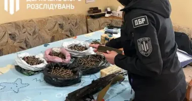 ДБР передало ЗСУ зброю, яку правоохоронці знайшли у гаражі в Києві