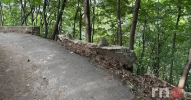 У Києві Дніпровські схили сповзають на Набережне шосе: фото