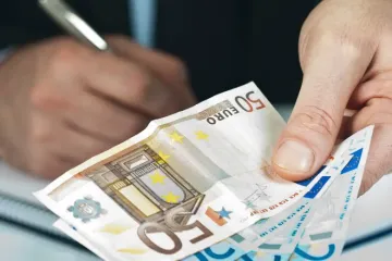 Новый рекорд: средний курс евро в банках Украины пересек отметку в 49 гривен