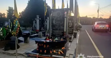 В Черкассах 66-летняя женщина осквернила могилу военного