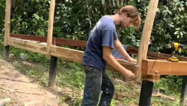 Студент бросил учебу и построил своими руками дом в джунглях (видео)